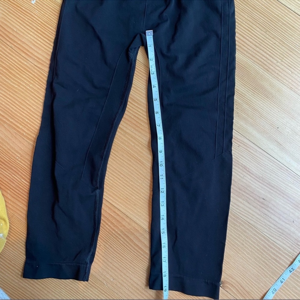 Aritzia TNA Black Capri Ankle Crop Leggings